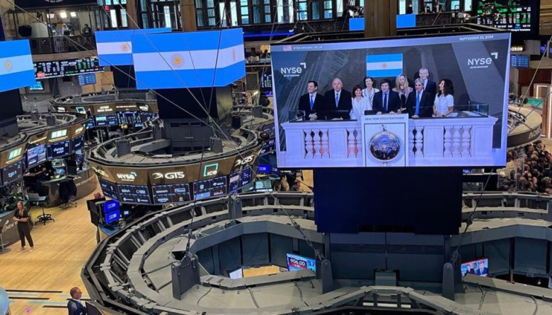 Los bonos en dólares escalaron hasta 25% y el riesgo país se hundió más de 400 puntos a mínimos desde mayo